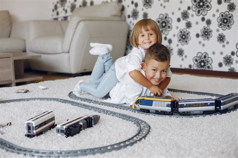 Niños Jugando Con Lego Y Tren De Juguete En Una Sala De Juegos Foto Gratis