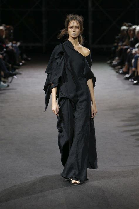 Yohji Yamamoto Spring Ready To Wear Collection Runway Looks