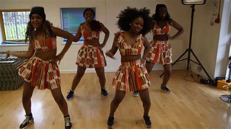 Ontdek De Krachtige Bewegingen Van Afrikaanse Dans Door Vrouwen Leer Nu