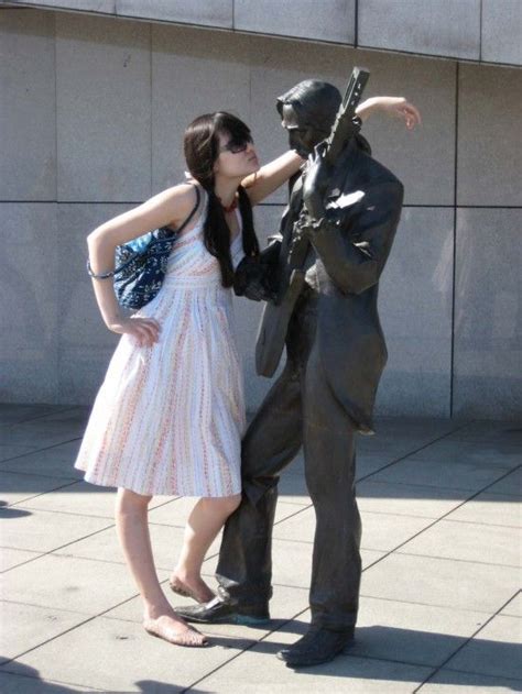Hilarious Ways To Pose With Statues Funny Photography Poses