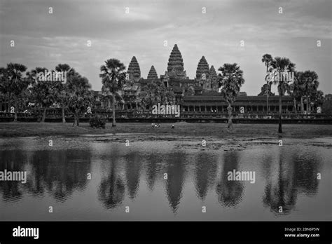 Angkor Wat è Un Complesso Di Templi In Cambogia Ed è Il Più Grande