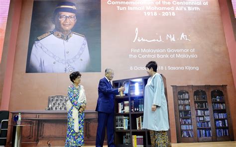 Hairunnizam wahidcenter for sustainable & inclusive development (sid), faculty of mohd ali mohd noor. The day the Bank Negara governor quizzed Siti Hasmah on Dr ...