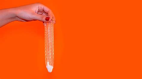 Gak Akan Kesat Ini Tips Hubungan Intim Tetap Nyaman Meski Pakai Kondom Moms Dan Dads Sudah