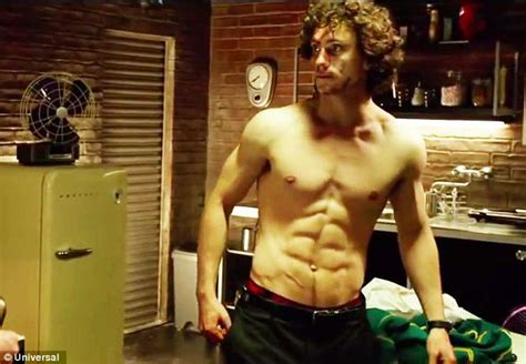 Aaron Taylor Johnson Shows Off His Rippling Muscles In New Kick Ass 2