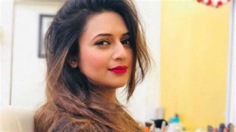 Divyanka Tripathi Shuts Down Troll Who Accused Her Of Copying Condolence Message For Lata