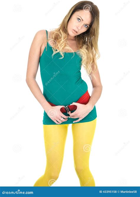 sexig förförisk ung kvinna som poserar i gul strumpbyxor arkivfoto bild 43395158