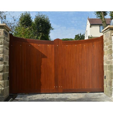 Cotswold Wooden Courtyard Gates Hartwells Fencing