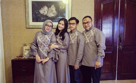 Model baju batik sarimbit couple keluarga ala artis raffi nagita untuk lebaran ramadan 2019 di pgc jakarta stylo id hello. Panduan Memilih Baju Lebaran Yang Seragam Dengan Keluarga, Simak Berikut Ini