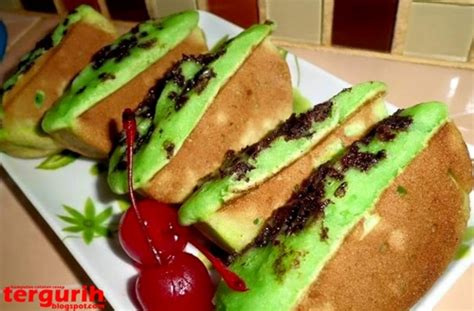 Sajian kue ini akan bisa anda sajikan untuk beberapa acara seperti arisan dirumah, hajatan dan lain sebagainya. Resep dan Cara Membuat Kue Pukis Pandan - akriko.com