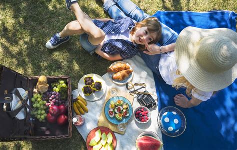 Piknik-eväät lapsille: parhaat naposteltavat mukaan kesäretkelle