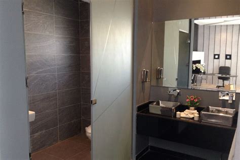 Come pulire vetri satinati delle porte di casa | Finmaster Porte e Finestre