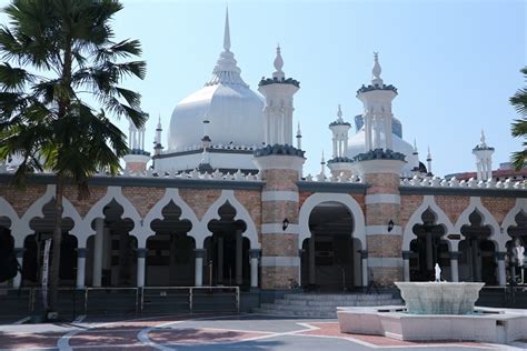 The mosque was built in the year of 1907 but was officially opened by the sultan of selangor two years later. Naik LRT ke Masjid Jameek Sultan Abdul Samad - Traveling ...