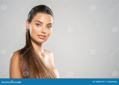Porträt Einer Schönen Frau Mit Langen Haaren Jungbrunettenmodell Mit