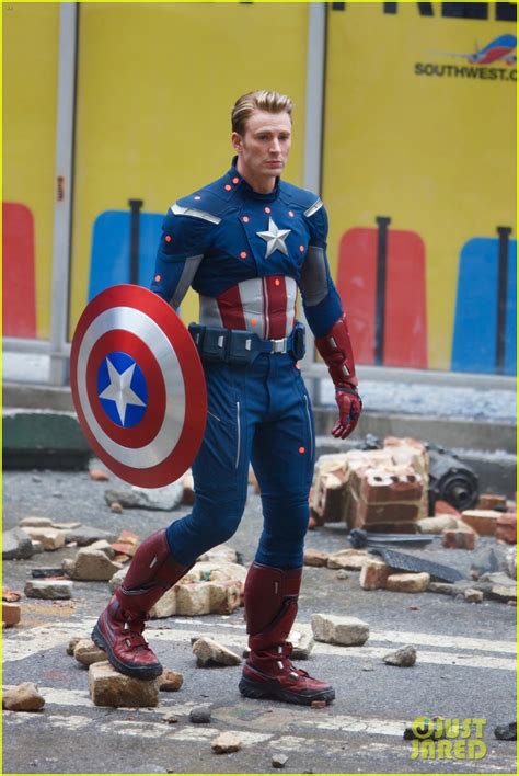 He was born in boston, massachusetts, the son of lisa (capuano), who worked at the concord youth theatre, and g. Chris Evans' Captain America Suit Could Provide Clue to ...