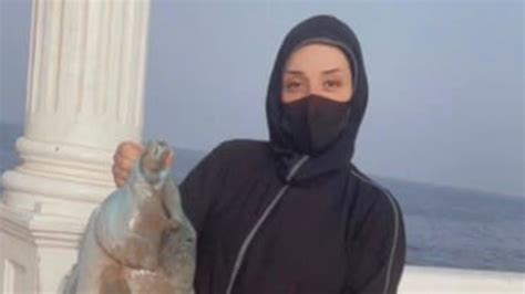 بالصور صيادة سعودية تروي تجربتها مع صيد الأسماك