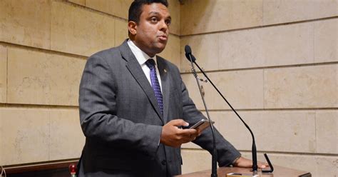 Soluções para o seu negócio; Otoni de Paula rebate Freixo e sai em defesa de Crivella ...