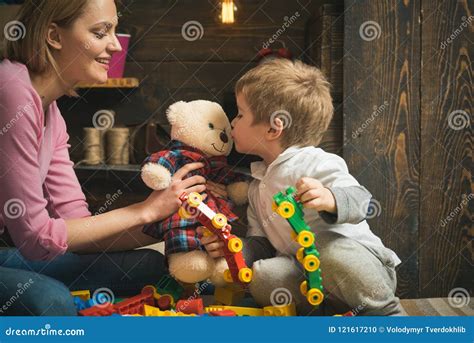 Kindergarten Konzept Kleines Kind Und Frau Spielen Mit Spielwaren Im