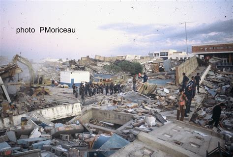 Noun masculine tremblement de terre m (plural tremblements de terre). les photos de p-moriceau: tremblement de terre el asnam 1980