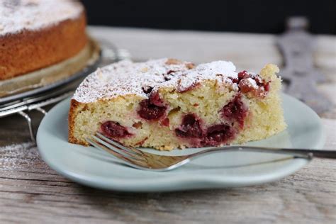 Am besten schmeckt der kuchen, wenn er einen tag vor dem genuss hergestellt wird. Saftiger Kirsch-Schmand-Kuchen | Rezept | Kirsch schmand ...