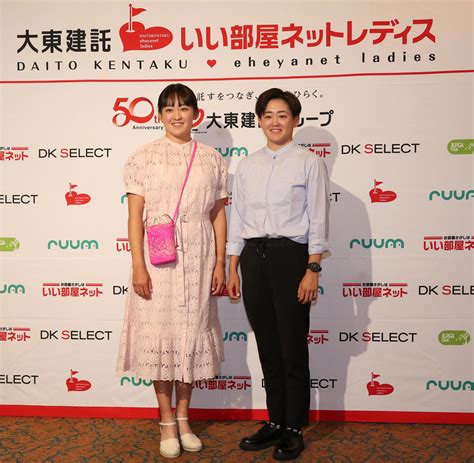 岩井明愛、千怜姉妹は昼はおそろい、夜は対照的な衣装／女子プロ前夜祭 国内女子ゴルフ写真ニュース 日刊スポーツ