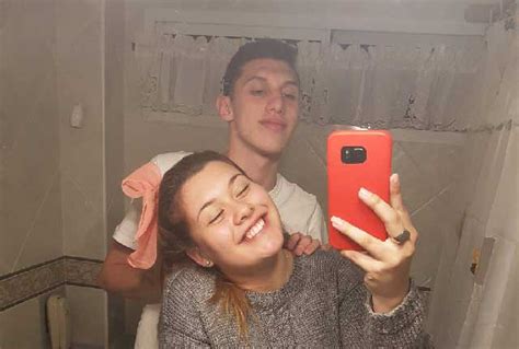 Pareja Se Toma Selfie En El Baño Y Foto Se Viraliza Por Detalle Detrás De Ellos E