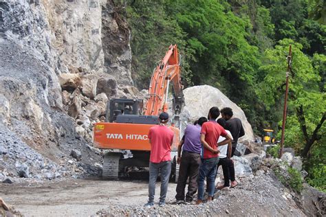 Mussoorie Dehradun Road Blocked Due To Landslide Garhwal Post