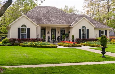 Bungalow With A Nice Landscaping Stock Photo Image Of House Yard