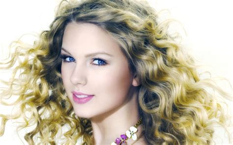 Photos Of Beautiful American Singer And Songwriter Taylor Swift Funky