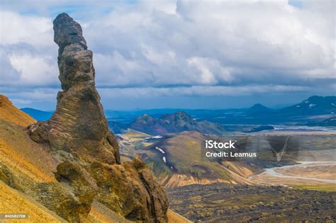 El Volcán Brennisteinsalda En Medio De Los Impresionantes Paisajes De