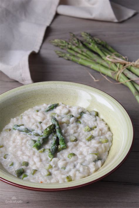 Non è né un primo piatto di spaghetti né una classica frittata da servire come secondo, è un piatto unico da leccarsi i baffi e gustare rigorosamente a fette: Risotto con asparagi e ricotta - Bontà nel piatto