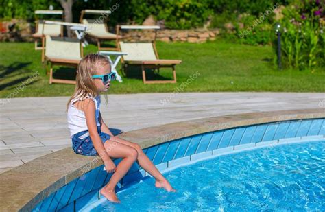 entzückend glücklich kleines mädchen im schwimmbad stockfotografie lizenzfreie fotos © d