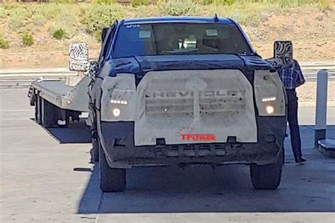 This 2020 Chevy Silverado Hd Prototype Is Towing A Big Gooseneck