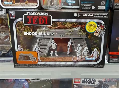 Endor Bunker And Rebel Commando Star Wars Vintage Collection In Hand