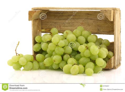 Uvas Brancas Frescas Em Uma Caixa De Madeira Imagem De Stock Imagem