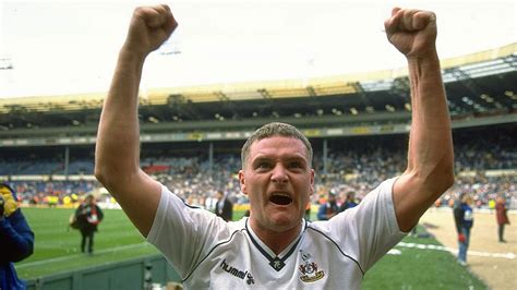 Often described as a footballing genius, and cited by his former teammate chris waddle in 2018 as england's last real creative midfield player, paul gascoigne, usually referred to simply as gazza, started his career at newcastle united, where he. Was macht Paul Gascoigne heute? | Männersache