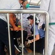 地铁内乘客摔伤休克 众人合力施救_腾讯新闻