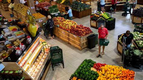 Coronavirus: Naples grocery store has stocked shelves despite panic ...