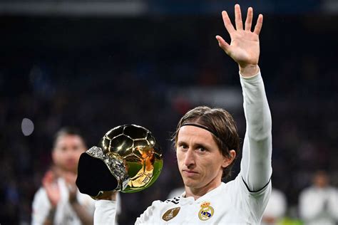 Real Madrid Luka Modric A Présenté Son Ballon Dor Au Santiago