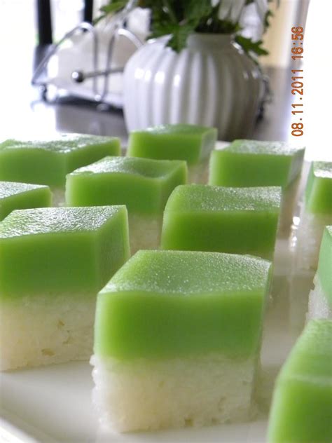 Celupkan pisau ke dalam air panas, lap dan potong. Gourmet World: Kuih Seri Muka/Sweet Sticky Rice Cake