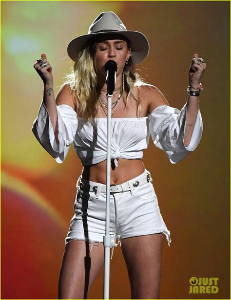 Miley Cyrus Performs Malibu Live At Billboard Music Awards 2017 Photo 1089651 Photo