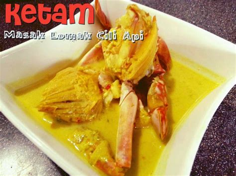 Ketuk kulit ketam dengan lesung batu sehingga kulit sedikit pecah supaya senang dimakan. Ketam Masak Lomak CIli Padi Nogori Style