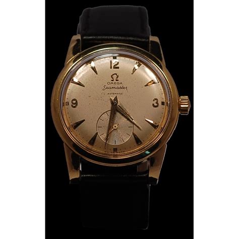 Faire montre de to show ⧫ to display. Montre Oméga Seamaster de ville automatique en or