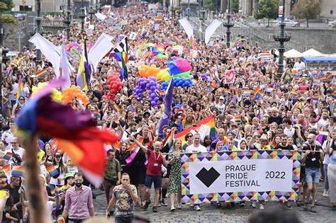 Rund Menschen Bei Regenbogenparade In Prag Bild Des Tages Queer De