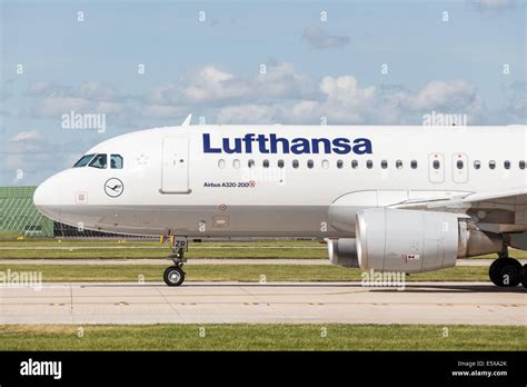 A320 Auf Der Landebahn Fotos Und Bildmaterial In Hoher Auflösung Alamy