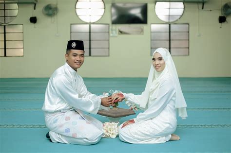 Cincin nikah dengan kombinasi dua warna akan membuat cincin penikahanmu tampak berbeda. 17 Jun 2018 | Majlis Akad Nikah dan Sanding Akmal & Maizan