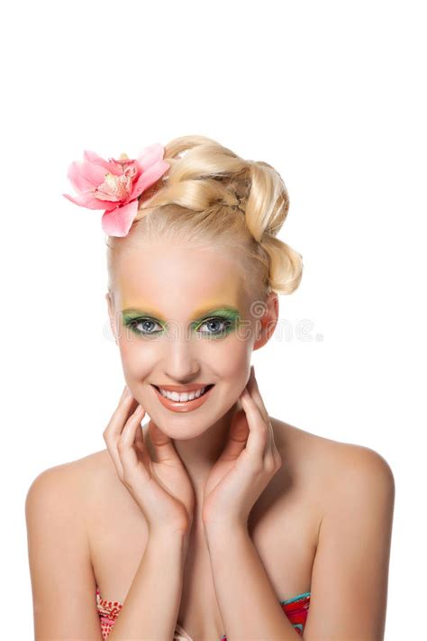 Mulher Bonita Com As Flores No Cabelo Foto De Stock Imagem De Feminina Encantador 31803334