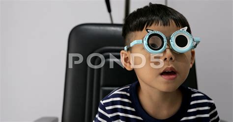 asian-boy-undergo-eye-test-stock-footage,-undergo-boy-asian-eye-asian-boys,-boys,-asian-eyes