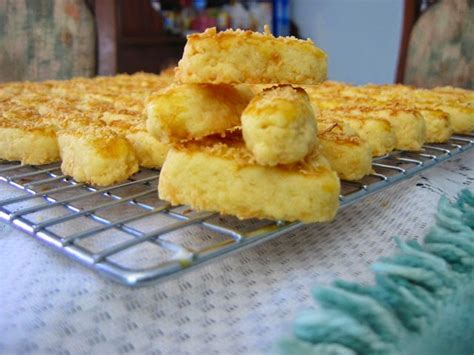 Berikut petunjuk cara membuat kue keju kastengel spesial. Resep membuat Kue keju-kastengel enak dan gurih