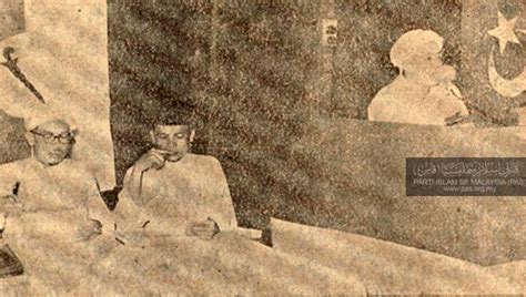 Pada 11 mei 1946, di istana besar, johor bahru, johor sebanyak 29 buah persatuan telah menandatangani penubuhan umno. Sejarah Kerjasama Parti UMNO dan PAS | Iluminasi