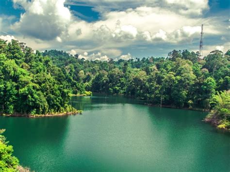 Bahagian hulu sungai yang beraliran deras diempangkan untuk menjana kuasa hidroelektrik. 9 Destinasi Tasik Yang Terbaik di Malaysia, Nak Memancing ...